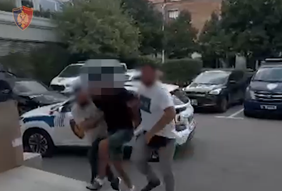 Përdorte identitet të rremë për t’ju marrë para