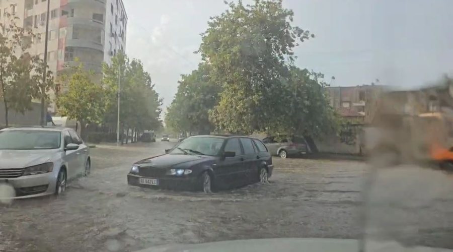 Reshjet e shiut përmbytin rrugët e Vlorës, bashkia shpall