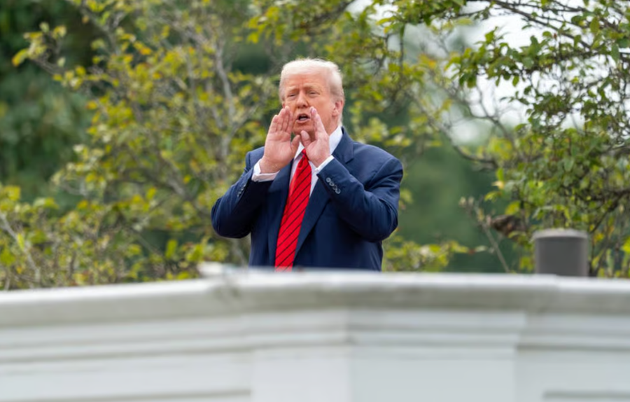 VIDEO/ Trump hipën mbi çatinë e Shtëpisë së