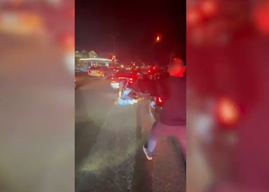 Me pranga si të policisë dhe pushkë në “Audi”,