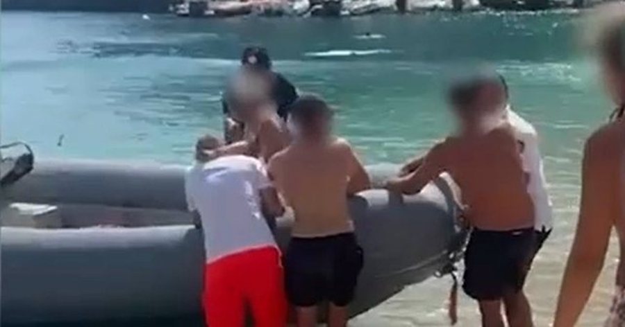 U hodh në det nga një shkëmb i lartë, plagoset i mituri
