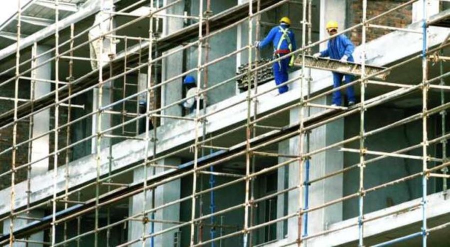 U plagos teksa punonte në kantier, punëtori 58-vjeçar