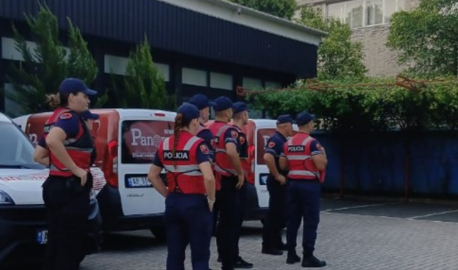 Policia aksion në News24, gazetarëve u ndalohet hyrja! Godina do