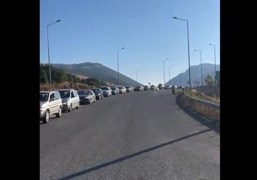 VIDEO/ Fluks i madh në pikat kufitare Kapshticë dhe