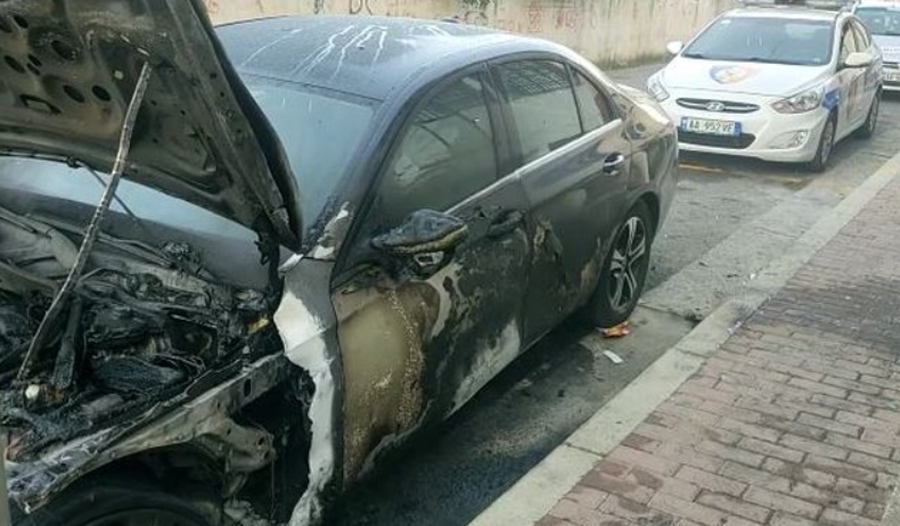 Shkrumbohet nga flakët makina e parkuar në Korçë, policia