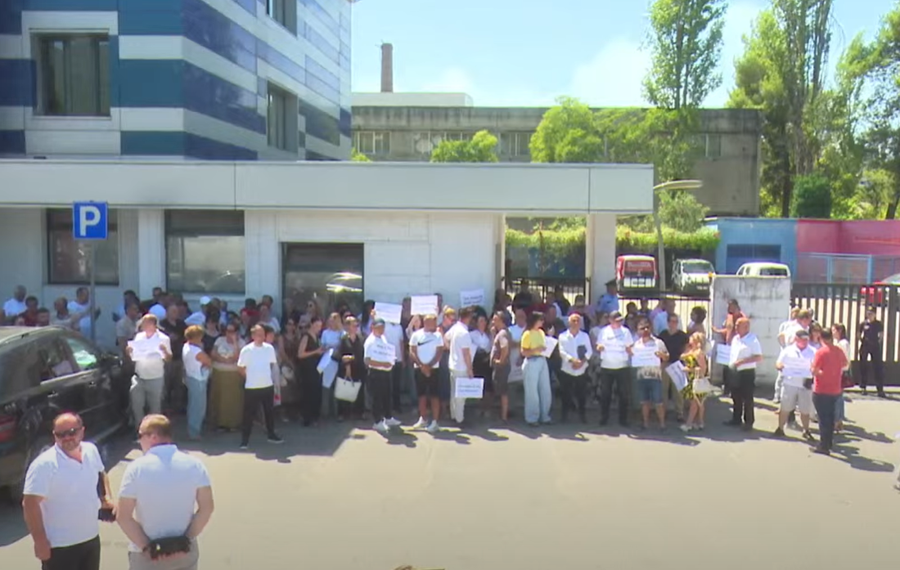 U nxorën nga godina e News24, gazetarët protestojnë kundër