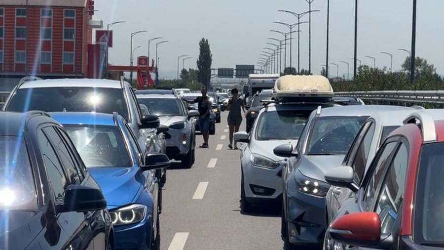 Trafik i rënduar në aksin Laç-Lezhë, fluksi i mjeteve dhe