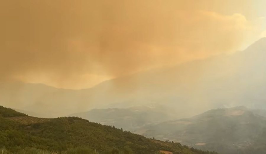 Shqipëria në flakë, 30 vatra zjarri aktive në vend. Vdes