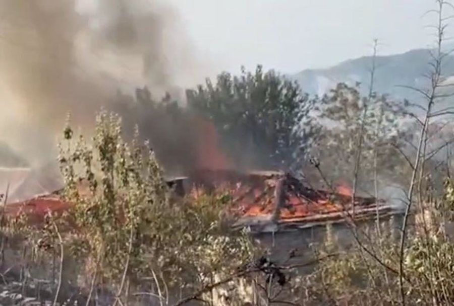 Shqipëria në flakë, 30 vatra zjarri aktive në vend. Vdes
