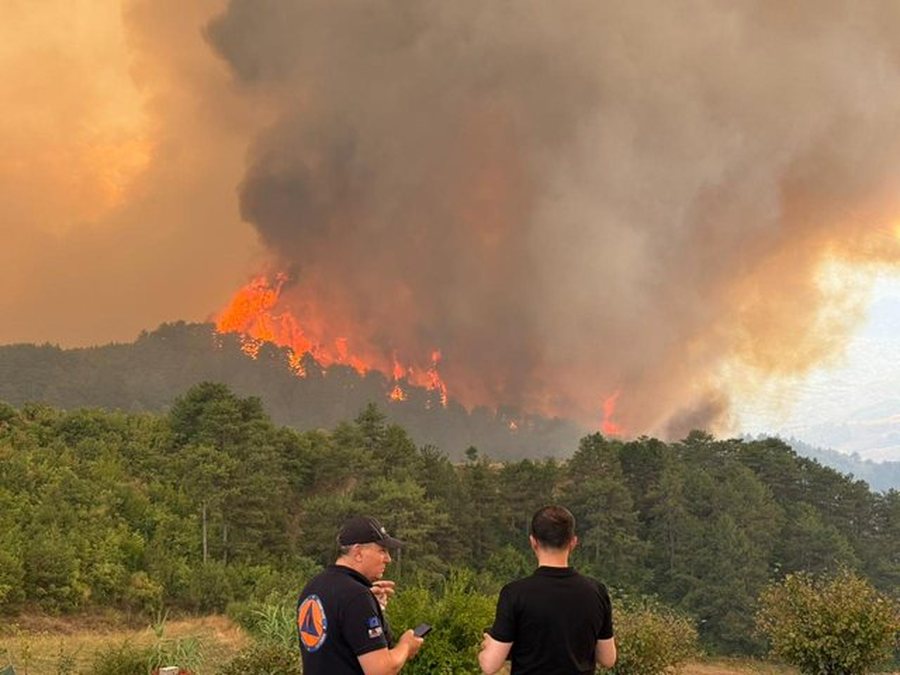 Shqipëria në flakë, 30 vatra zjarri aktive në vend. Vdes
