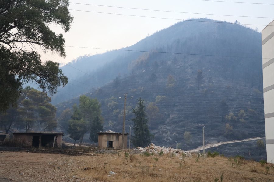 FOTOT/ Zjarrfikësit të rraskapitur, mëngjesi i parë në