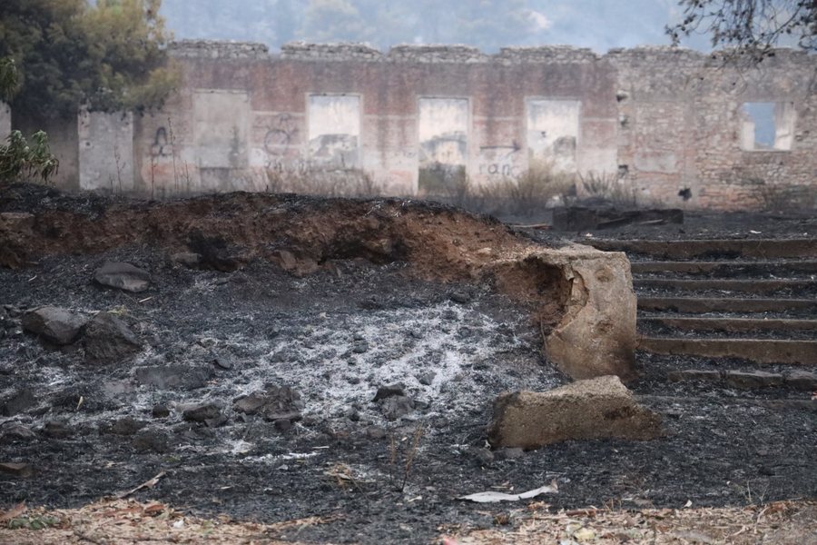 FOTOT/ Zjarrfikësit të rraskapitur, mëngjesi i parë në
