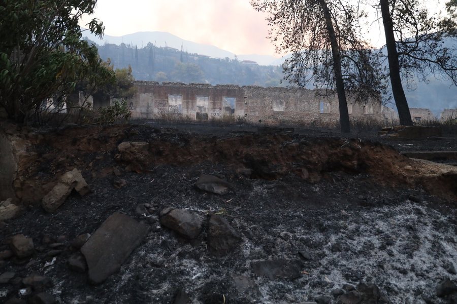 FOTOT/ Zjarrfikësit të rraskapitur, mëngjesi i parë në