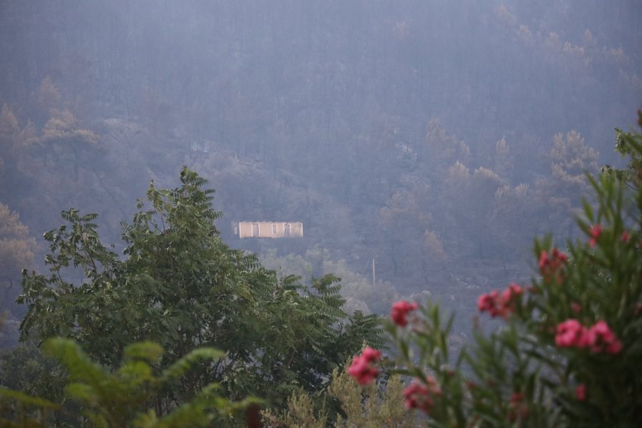 FOTOT/ Zjarrfikësit të rraskapitur, mëngjesi i parë në