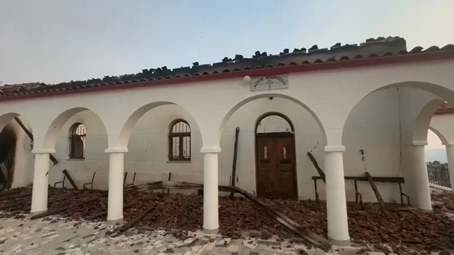 Zjarri djeg kishën historike në Delvinë, flakët