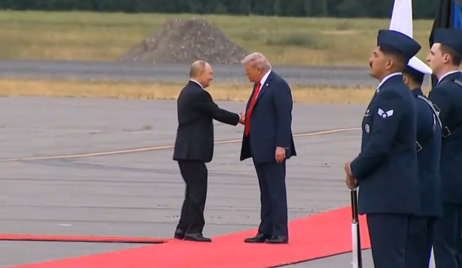 Tym i bardhë! Donald Trump dhe Vladimir Putin shtrëngojnë duart