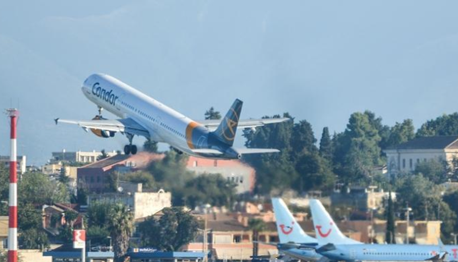 VIDEO/ Momente paniku për pasagjerët, motori i avionit të nisur