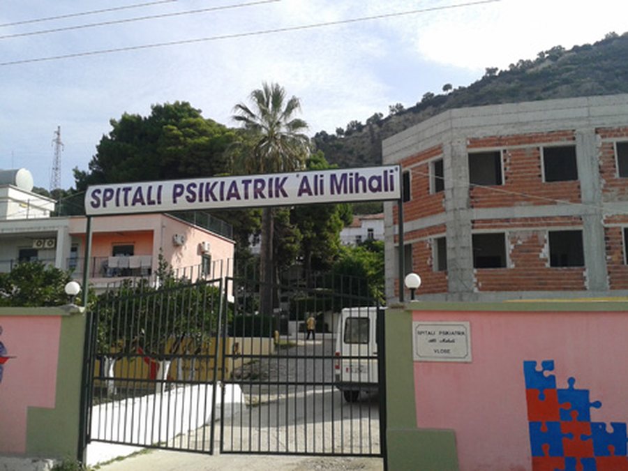 25 sanitare të spitalit psikiatrik të Vlorës dalin në