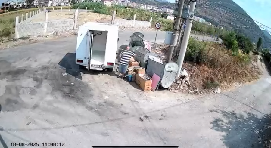 VIDEO/ Pjerin Ndreu vendos kamera në koshat e mbeturinave: Njerëz