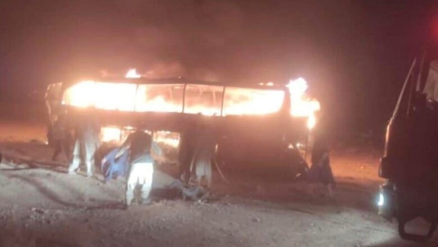 VIDEO/ Autobusi me emigrantë përplaset me një kamion, humbin
