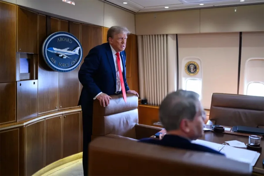 Albumi i Shtëpisë së Bardhë nga Alaska: Gishti i Trump