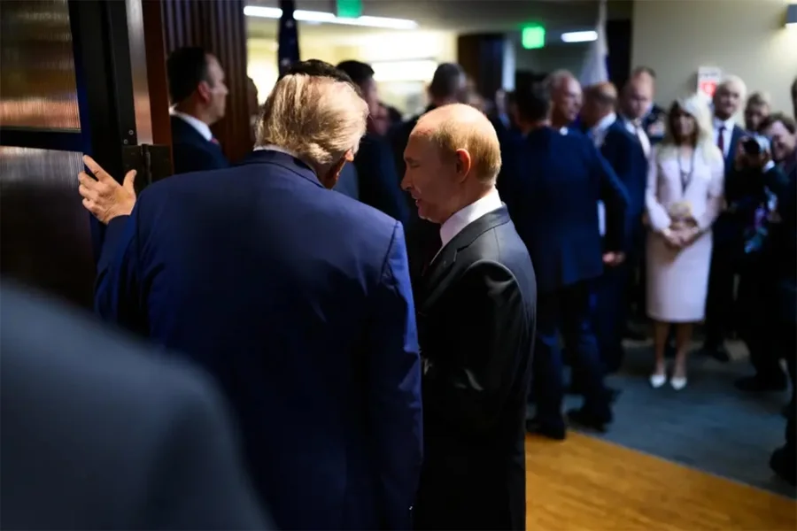 Albumi i Shtëpisë së Bardhë nga Alaska: Gishti i Trump