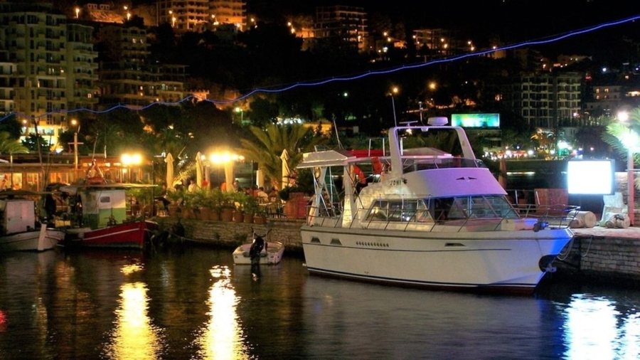 "Jet ski" i policisë niset të shpëtojë pushuesin,