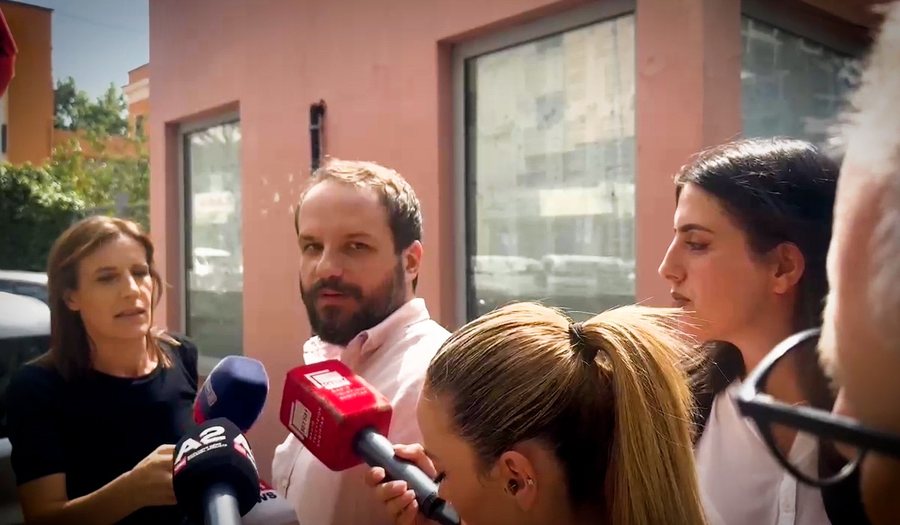 VIDEO/ Pas 5 orësh , Arbër Veliaj del nga ambientet e SPAK: Erdha