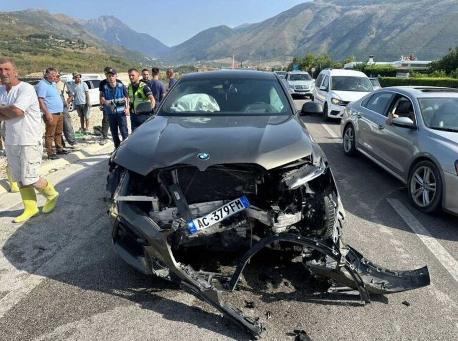 "Benzi" dhe "BMW"-ja "bëhen copash" në
