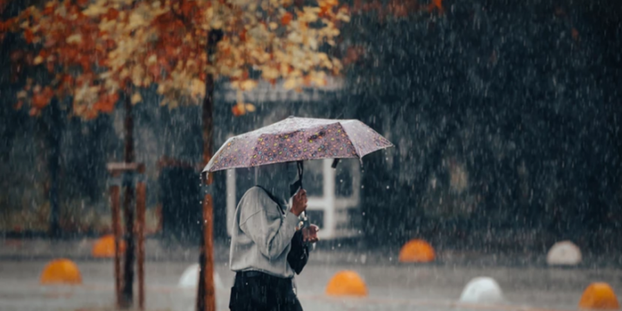Reshje të dendura dhe stuhi në këto qytete, parashikimi i motit