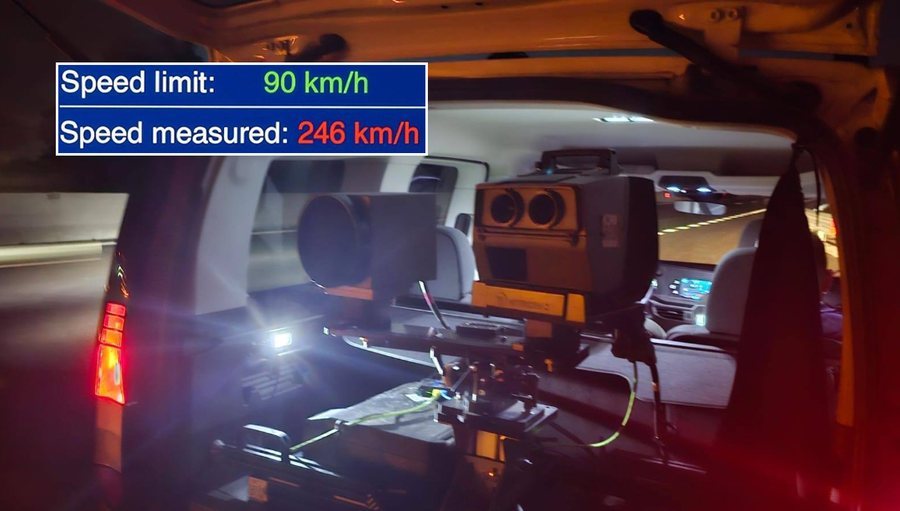Tabela me 90 km/h, shpejtësia 246 km/h! Policia Rrugore kap