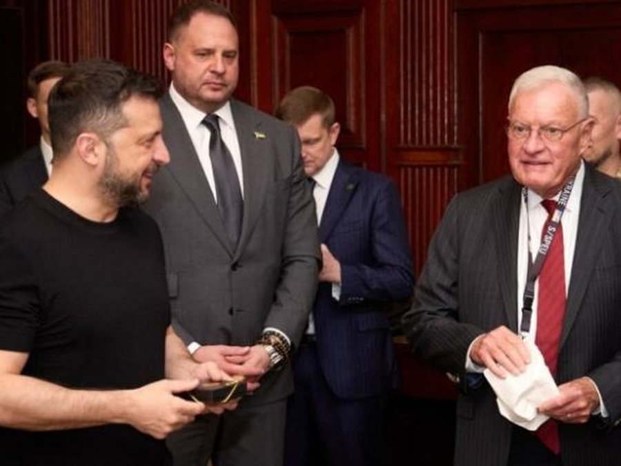 Zelensky takohet me Kellogg: "Nuk do t'ua lëshojmë