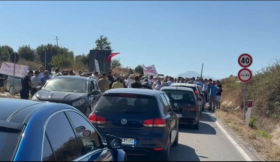 VIDEO/ Banorët e Vlorës në protestë, bllokojnë