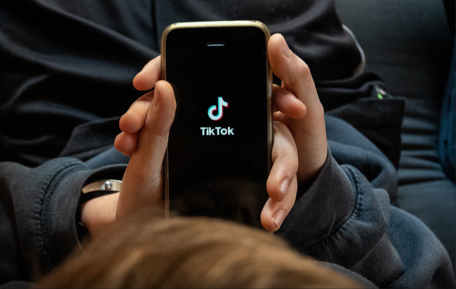 Qyteti që do të kufizojë përdorimin e telefonave