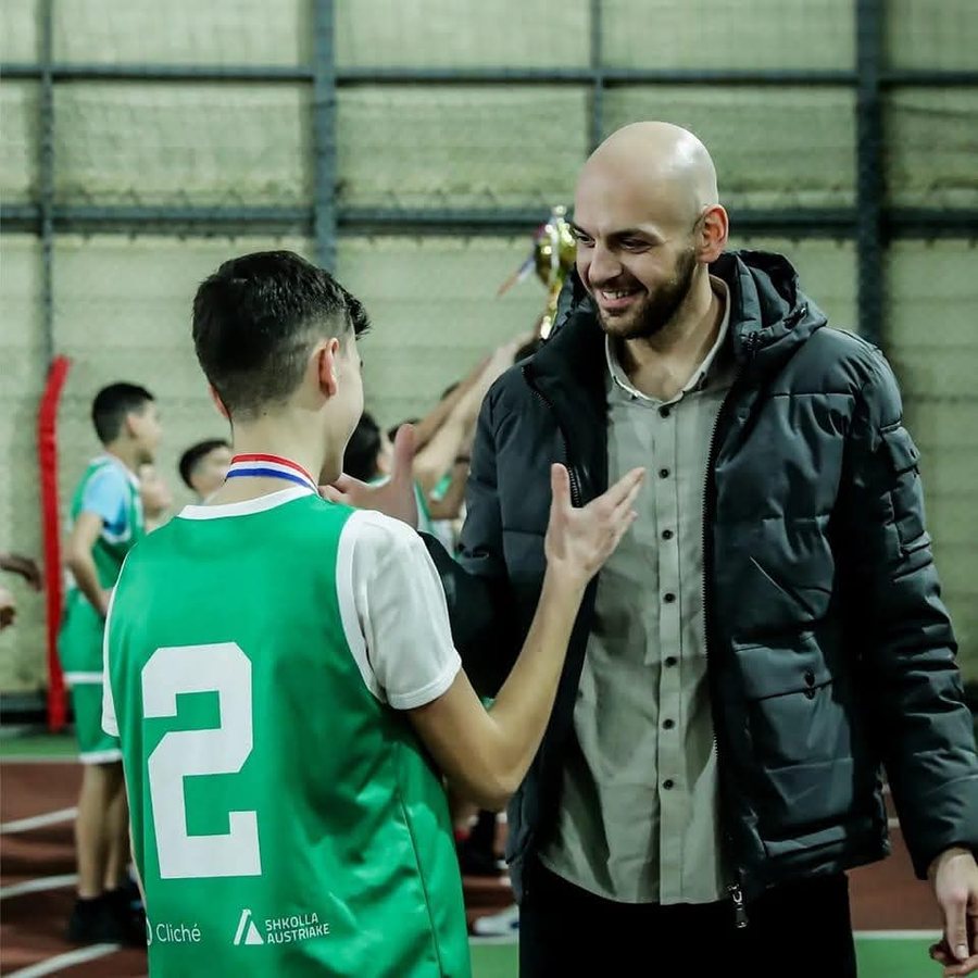 Ish-basketbollisti i Kombëtares që vendosi të mos largohet nga