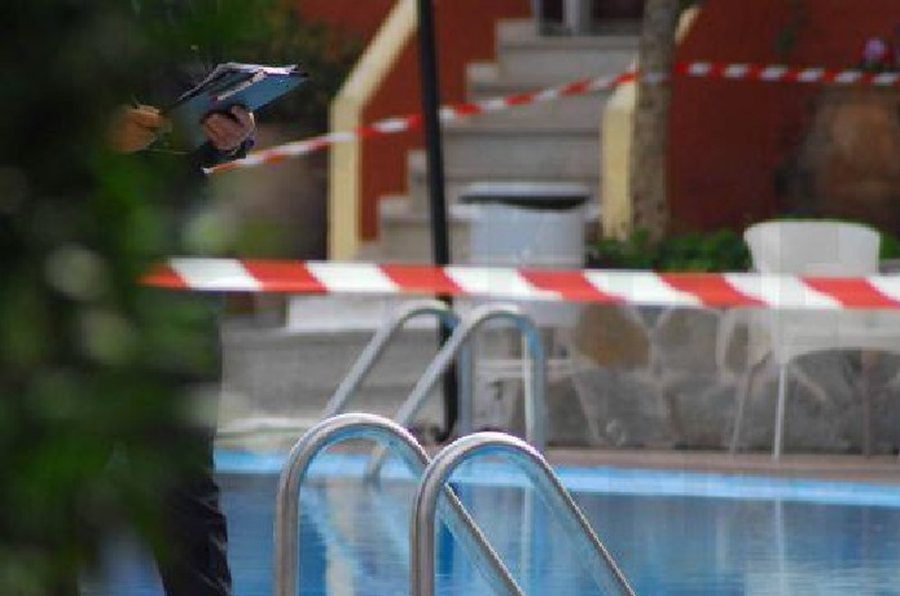 E mitura u mbyt në një pishinë pranë banesës ku