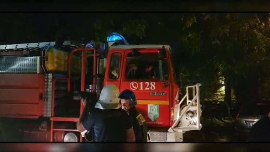 Zjarr në një pallat në Lushnjë, dhjetëra banorë