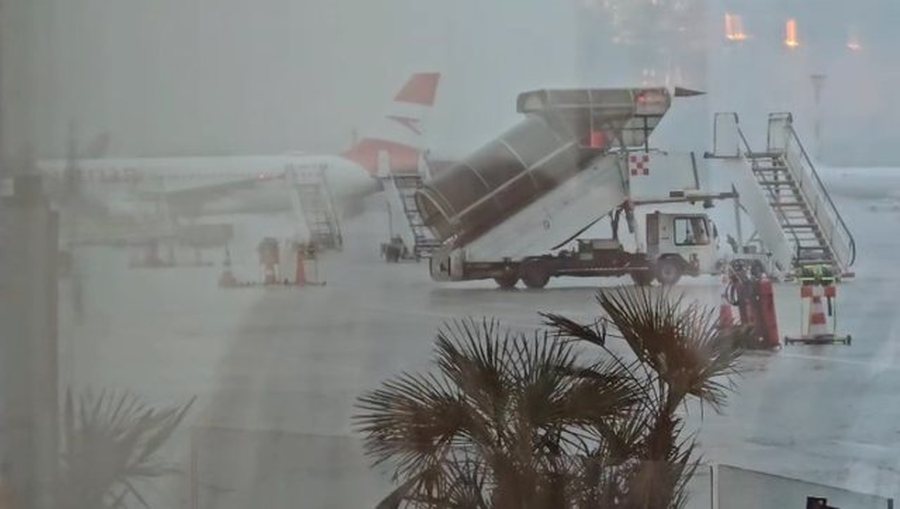 Moti i keq/ Rinisin fluturimet në aeroportin e Rinasit pas dy orë