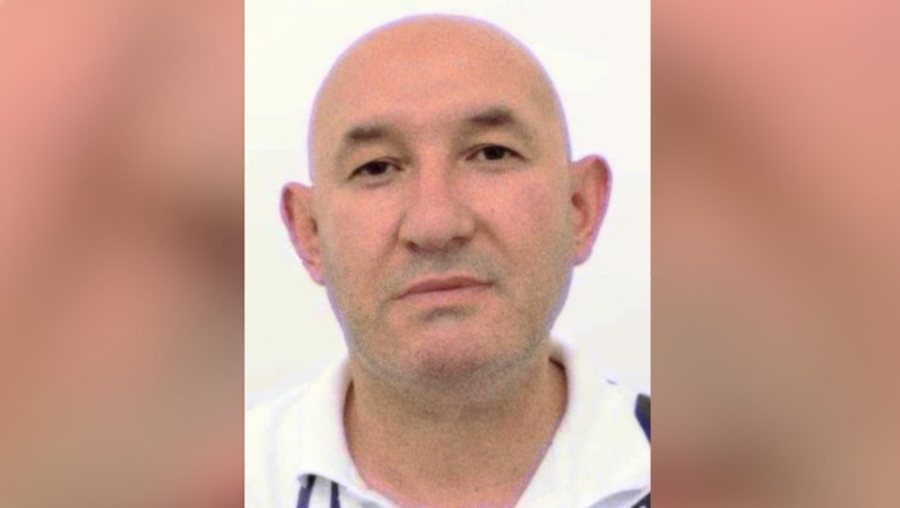 Sherri banal me karrige e shkopa bejsbolli, publikohet fotoja e Dritan Pine