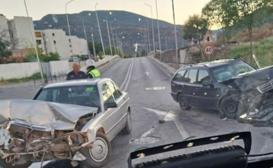 Aksident në Elbasan! Makinat përplasen "kokë më