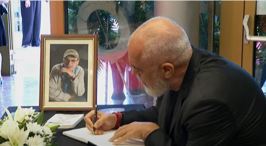 Ditë zie kombëtare/ Rama shfaqet në homazhet për regjisorin