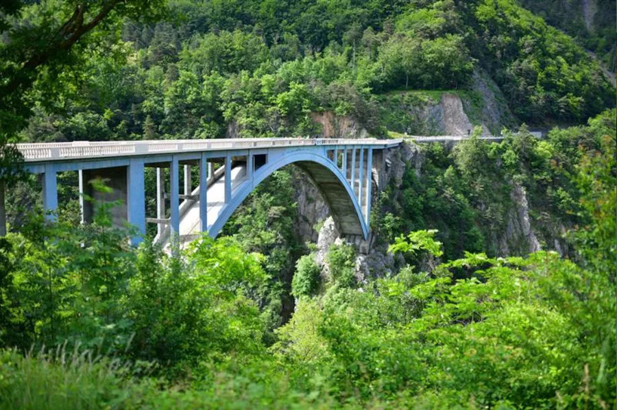 Mrekulli në ajër! Gruaja hidhet nga 103 metra lartësi për tu