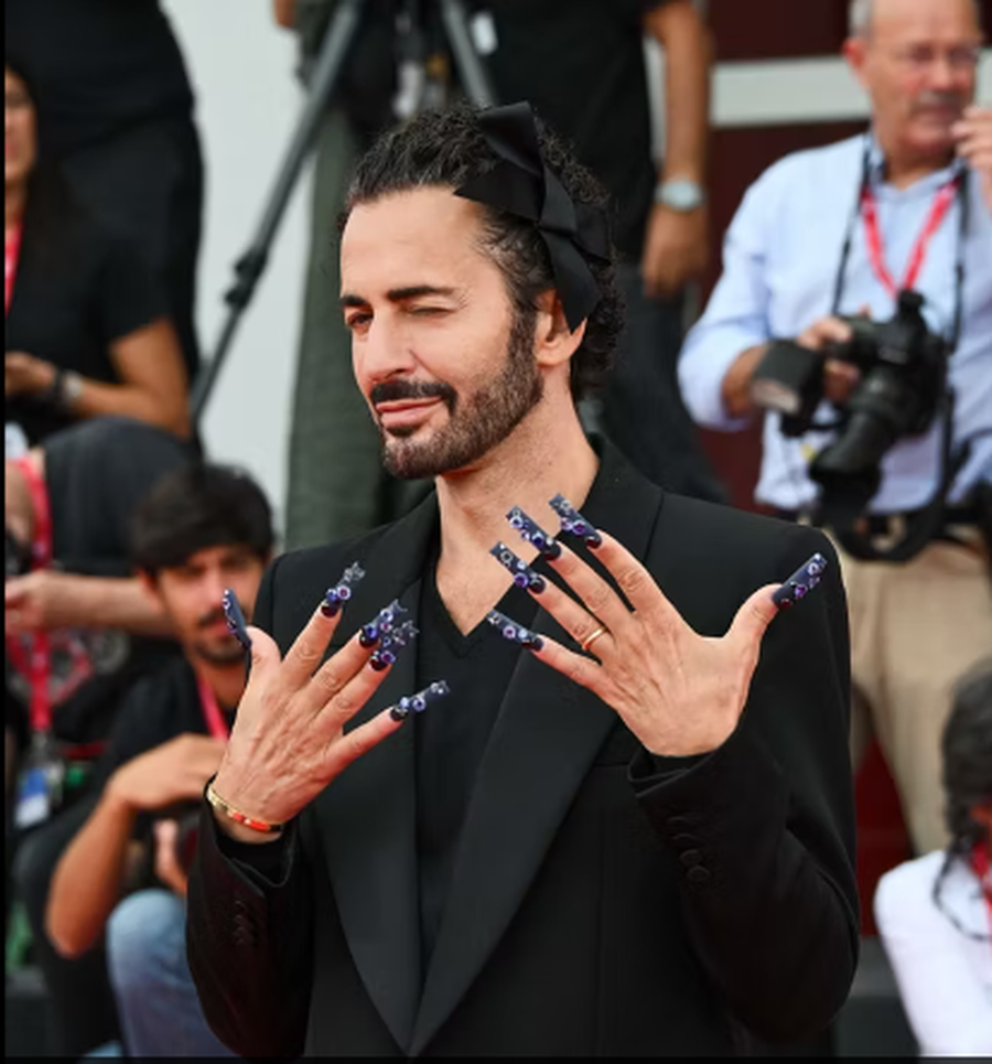 Marc Jacobs "trazon" tapetin e kuq të Festivalit të Venecias