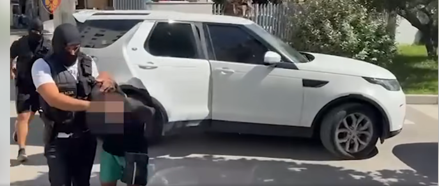 EMRI/ P*rdhunoi turisten 18-vjeçare në shezlongët e një