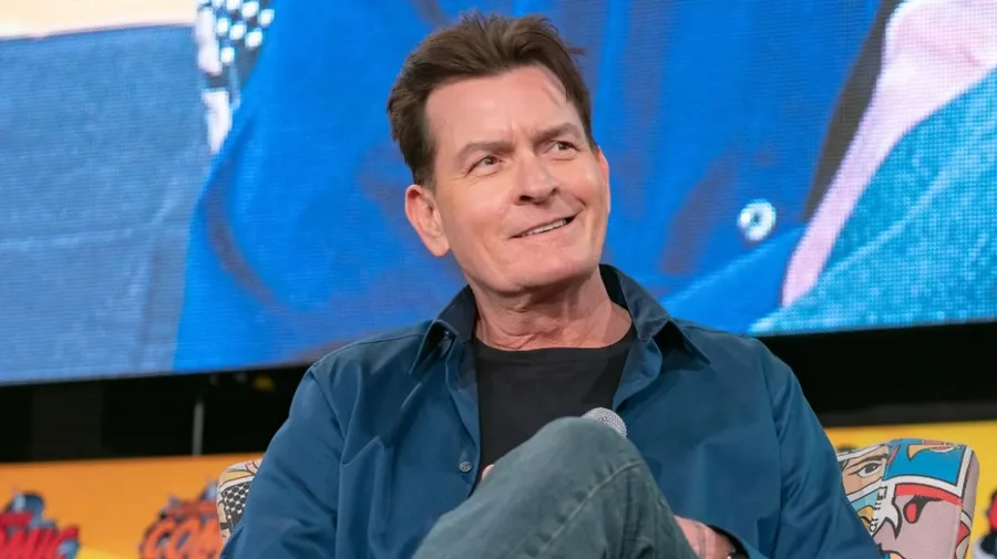 Charlie Sheen pranon për herë të parë se ka pasur