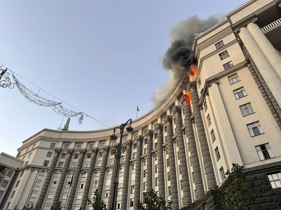 Zelensky bisedon me Macronin pas sulmeve të rënda ruse në