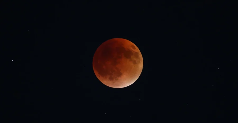 Hëna e plotë dhe eklipsi do të na trondisin jetën: Ja si do