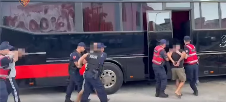 E paparë / Policia në Elbasan "paketon" në autobus 30