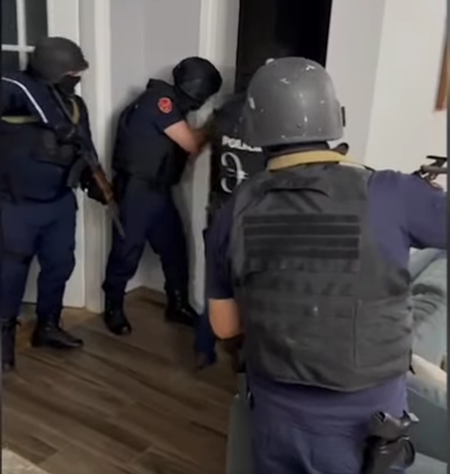 E paparë / Policia në Elbasan "paketon" në autobus 30