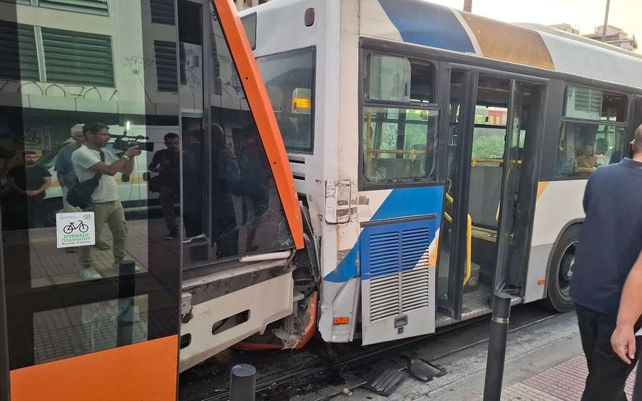 47 të plagosur në Pire, tramvaji përplaset me autobusin që